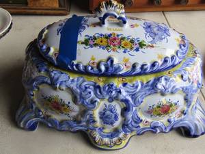 lot 184 image: Vestel hand painted covered dcor dish 6 X 12 X 9  ALCOBACH, PORTUGAL