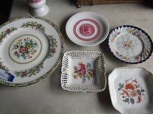 lot 186 image: FITZ & FLOYD DECOR Wall plates, saucers,   Bbone China, Coalport Ming rose plate