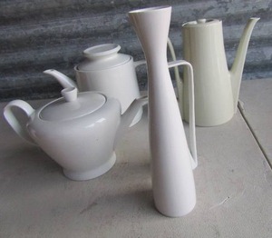 lot 199 image: H&G Bavaria China dishes includes, Heinrich tea pots,  small creamer dish