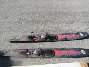 lot 15 image: set of Phaser womens skis adjustable size