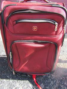 lot 18 image: Swiss gear rolling handled suitcase, great condition