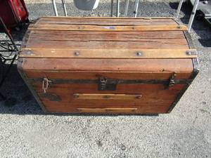 lot 19 image: 203219 vintage wooden chest with metal frame, needs some talc but still in good condition