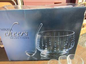 lot 40 image: Mikasa Cheers Selections punch bowl with ladle new in box