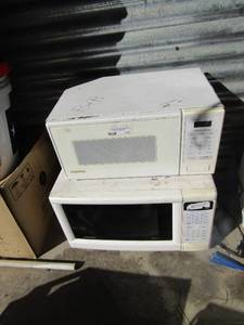 lot 61 image: Gold star microwave Qty 2  UNTESTED,   2 SIZES