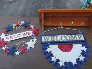 lot 192 image: 4th of July dcor, 2 welcome signs metal, wall rack for keys and more