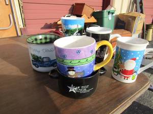 lot 76 image: Small box of handled drinking glasses and coffee cups