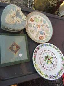 lot 92 image: 2 Decorative wall plates, Royal Worchester,  Decorative trinket box
