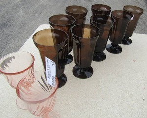 lot 114 image: 8 footed black drinking glasses, 2 pink swirl wine glasses