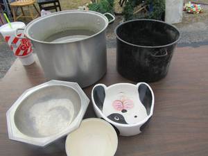 lot 116 image: speckled roasting pan with no lid, large aluminum pam no lid, various animal water bowls