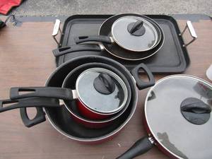 lot 127 image: Double handled metal oven pan, various set of red pots and pans with lids set of 6