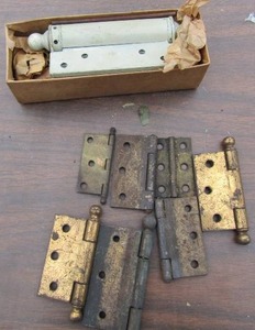 lot 128 image: Lot of vintage door hinges