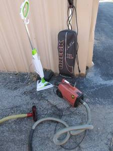 lot 148 image: Oreck xl vacuum cleaner, Bissel power force lift off floor cleaner, and a eureka mighty mite small vacuum cleaner 252555