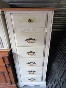lot 8 image: 6 Drawer small childs chest off white with blonde wood top and handles, great condition