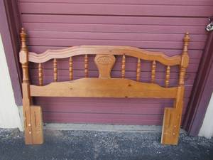 lot 172 image: Queens size solid wood head board, very nice