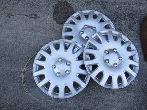 lot 185 image: 3 plastic hub caps with 5 lugs new and unknown witch type of vehicle qty 3