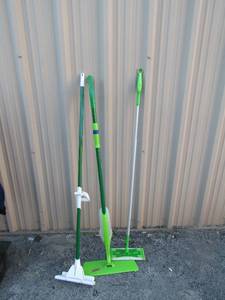 lot 87 image: Liebman and Swiffer floor sweepers and dusters qty 3 all used
