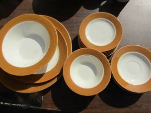 lot 199 image: Wheat pattern dish set of 4 dessert bowls, 6 cup saucers, 1 large serving platter, 1 large serving bowl, 1 dinner plate, 5 bread saucers