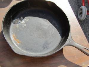 lot 200 image: 11 34 cast iron skillet good condition