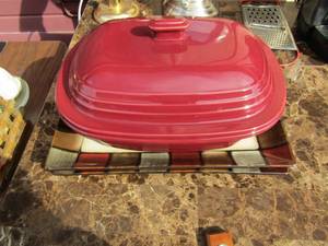 lot 204 image: Palatograph dcor plates qty 2, Pampered chef covered casserole dish bran new