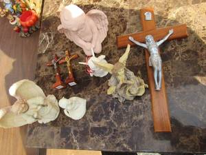 lot 205 image: Lot of Angel home dcor qty 5, cross dcor qty 3