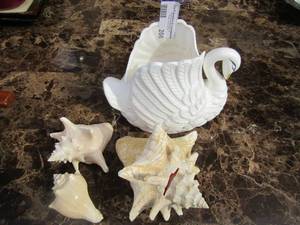 lot 206 image: WHITE SWAN and various sea shell dcor