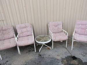 lot 210 image: metal outdoor patio chairs with pink cushions, 1 small oval glass top metal table chairs qty 4