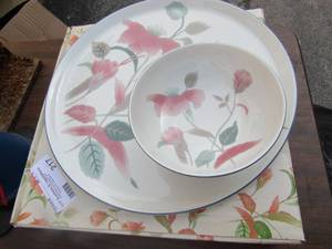 lot 217 image: Mikasa Continental chip played with dip bowl, bran new in box, silk flower design 2 piece set