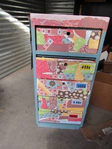 lot 225 image: 351515 childs 4 drawer chest, needs to be recovered and or painted, 1 drawer needs repair