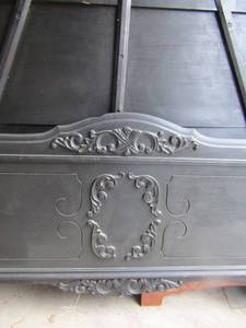 lot 229 image: Full size black wood head and foot board with side rails, 4 posters