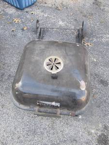 lot 238 image: Char-Broil 2 wheel grill, wheels need to be replaced