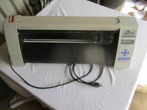 lot 81 image: Vinyl Express R-SeriesIi, 31- Cutting Plotter With Power Cable, Comes On.
