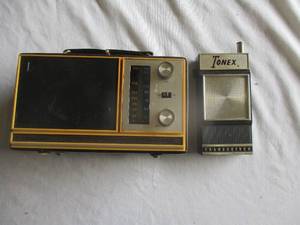 lot 82 image: Vintage BAYLOR 10-Transistor Solid State ACDC Portable Radio-Works And 9-Volt Tonex Transcevier-Made in Tokyo Japan.