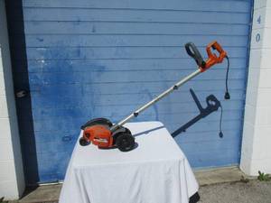 lot 101 image: Black & Decker Electric-Edge Hog Model EH 1000, Tpye-6,  2-In-1 Landscaping Edger. Works.
