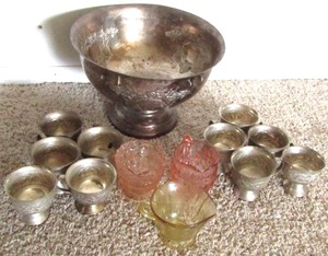 lot 126 image: Vintage silver plate punch bowl set and glass gravy cups
