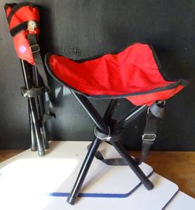 lot 28 image: LOT OF 2 - PORTABLE FOLD UP TRI LEG SEATS