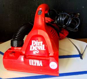 lot 46 image: Dirt Devil Ultra by Royal Red Electric Hand Vac Handheld Vacuum Cleaner M08230 - WORKS
