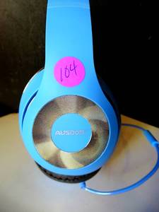 lot 104 image: AUSDOM Lightweight Over-Ear Wired HiFi Stereo Headphones w Built In Microphone