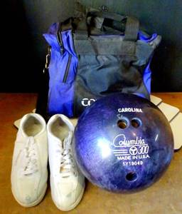 lot 108 image: COLUMBIA 300 BOWLING BALL WITH SIZE 6.5 SHOES AND CUSTOM BAG