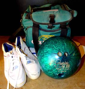 lot 109 image: COLUMBIA 300 BOWLING BALL WITH SHOES AND CUSTOM BAG