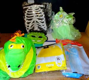 lot 117 image: ASSORTMENT OF CHILDRENS HALLOWEEN COSTUMES AS SHOWN