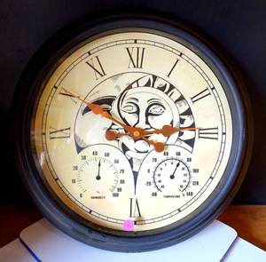 lot 136 image: LARGE 18 WALL MOUNT BATTERY POWERED FULL FACE CLOCK WITH TEMPERED GLASS, HUMIDITY & TEMPERATURE GUAGES