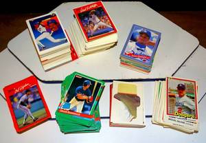 lot 212 image: LARGE SELECTION OF THROWBACK BASEBALL CARDS
