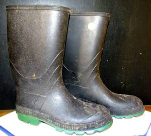 lot 218 image: SIZE 7 WATERPROOF RUBBER BOOTS - SLIGHTLY USED