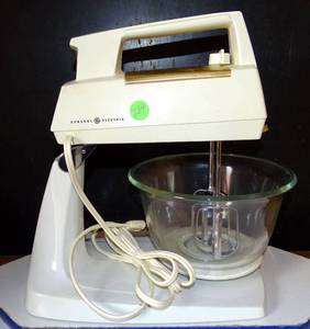 lot 234 image: VINTAGE GE Heavy Duty Stand Multi Speed Mixer - Model 22M35 WORKS LIKE NEW