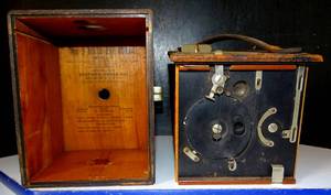 lot 260 image: RARE TURN OF THE CENTURY WOODEN Kodak No 2 Bulls Eye Camera - Model D