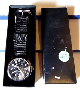 lot 263 image: HANDSOME MENS QUARTZ WATCH IN BOX
