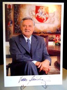 lot 294 image: POLITICAL AUTOGRAPH - WORLD LEADER FORMER POLAND PRESIDENT, VALDUS ADAMKUS - 8 X 10 HAND SIGNED