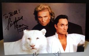 lot 297 image: RARE PERSONALIZED HAND SIGNED POST CARD - LAS VEGAS LENGENDS SIEGFRIED & ROY