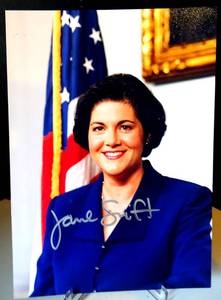 lot 298 image: AUTHENTIC AUTOGRAPH OF FORMER MASSACHUCETTS GOVERNOR, JANE SWIFT - 5 X 7