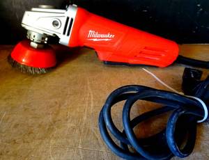 lot 100 image: MILWALKEE 4 12 INCH GRINDER - WORKS (SEE NOTE)